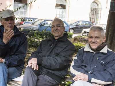 Tutt�intorno, aiuole e panchine occupate esclusivamente da anziani